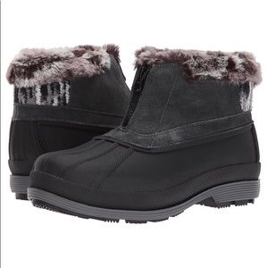 Brand new Propet ankle zip insulated snow boot 9.5